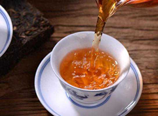 泡茶时，是先放茶叶还是先倒水？区别很大，顺序对了茶汤才更好喝