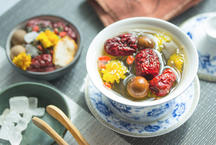 一盅盖碗茶，浓浓家乡情！兰州人“刮碗子”，最初竟是这个样子！