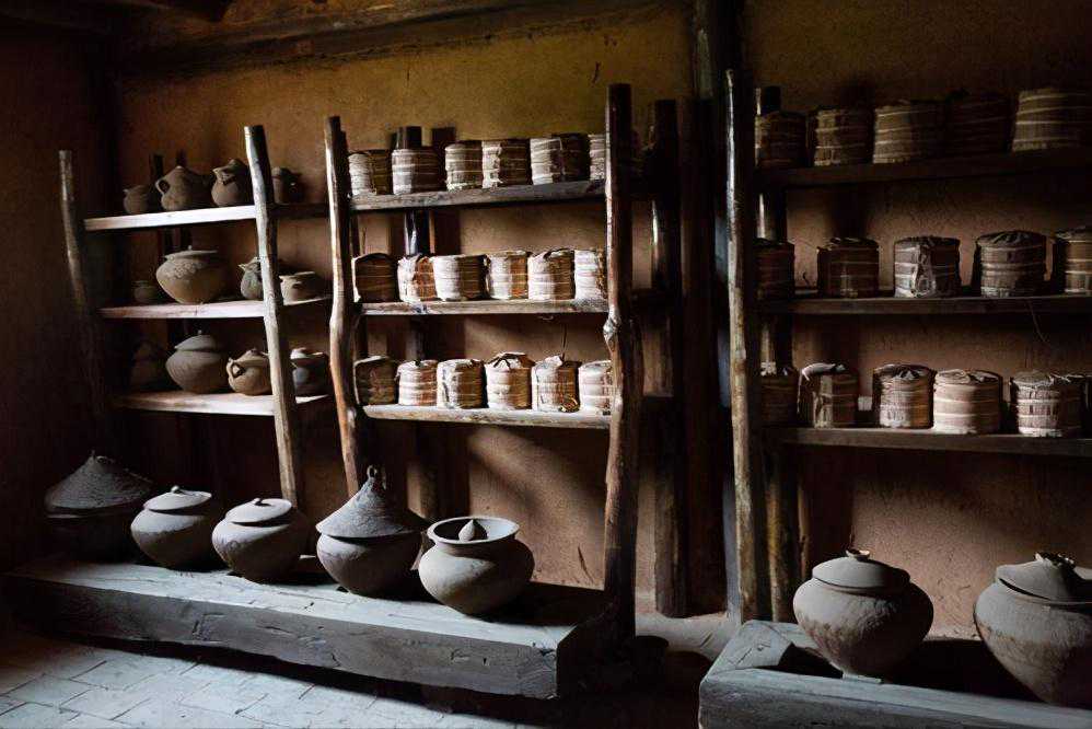 个人存放普洱茶叶如何保存才能不变质？密封好还是敞开通风存放？