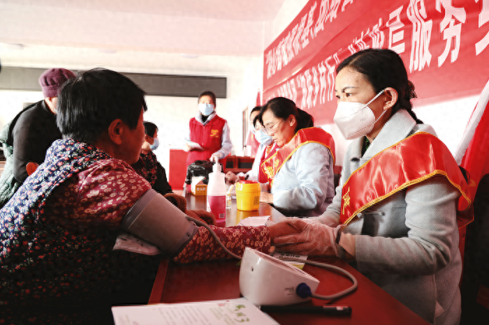 邹平市“知联乡村行”新阶层服务乡村振兴义诊活动走进韩店镇东白村