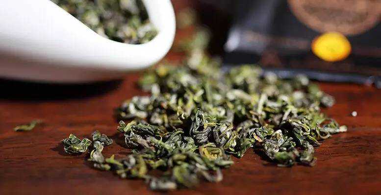 最爱晚凉佳客至，一壶新茗泡松萝。细说绿茶之休宁松萝茶