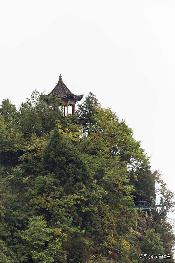 山顶破败的八角亭，地面上写着一首情诗，凄美动人