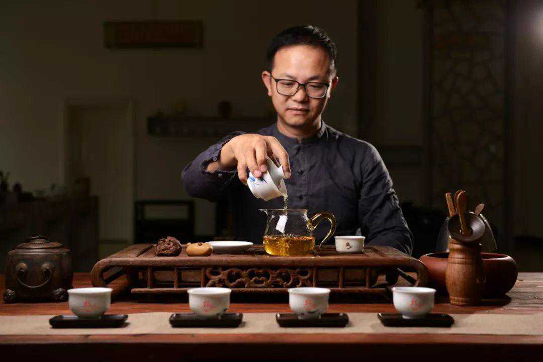他用十年复原古董茶的独门制作工艺，才奉上这杯“巅茶”
