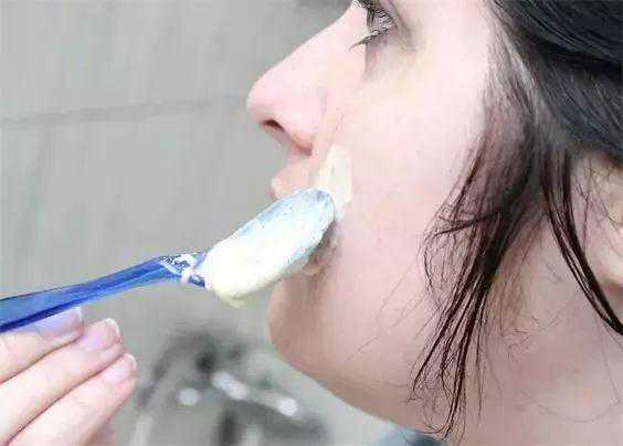 实用 | 喝剩的茶叶渣别再倒了，想不到能这么用，省了不少钱