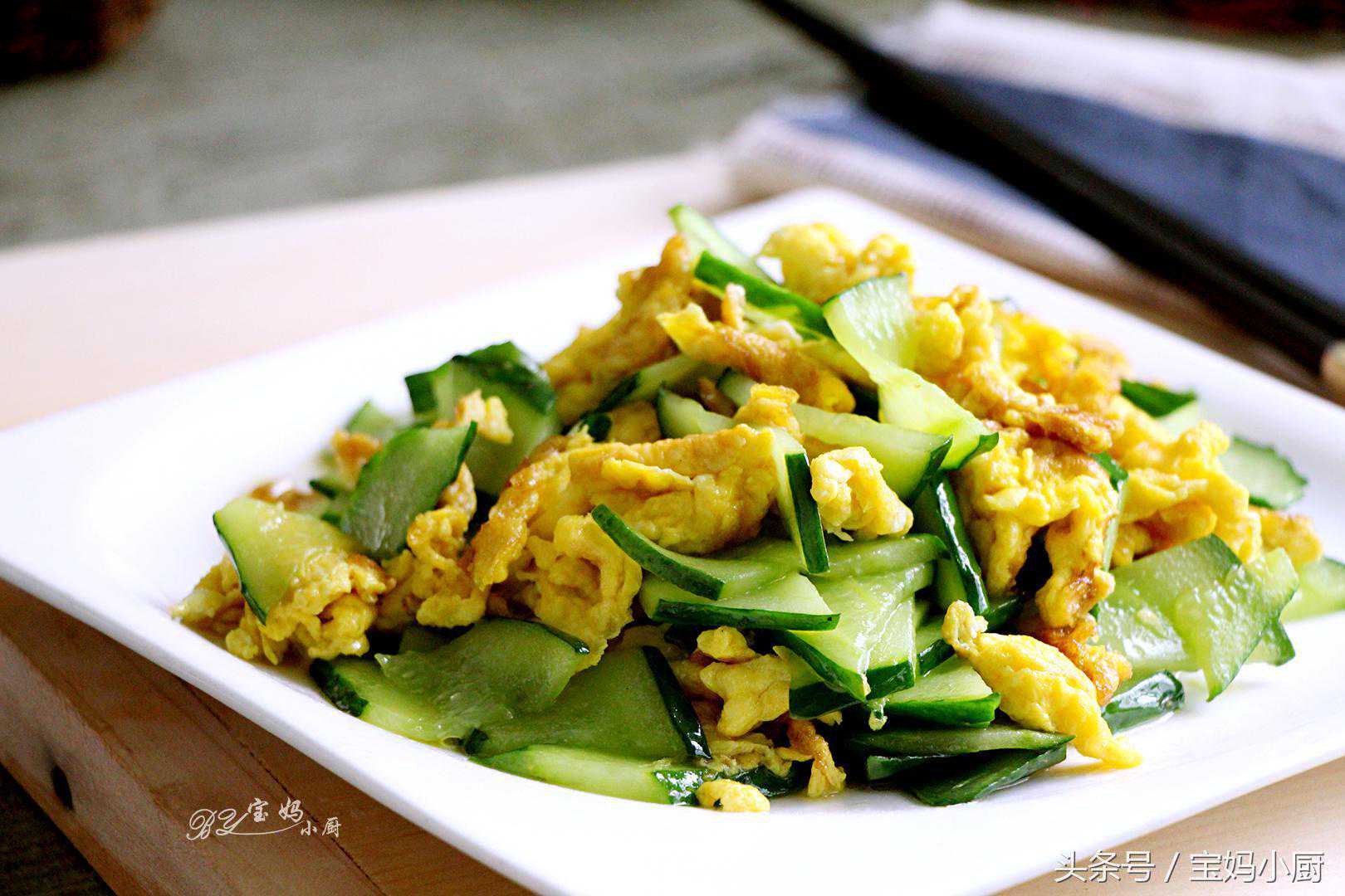 饭店的漂亮瓜片原来是这样切的呀，学会它你炒的菜立马高大上