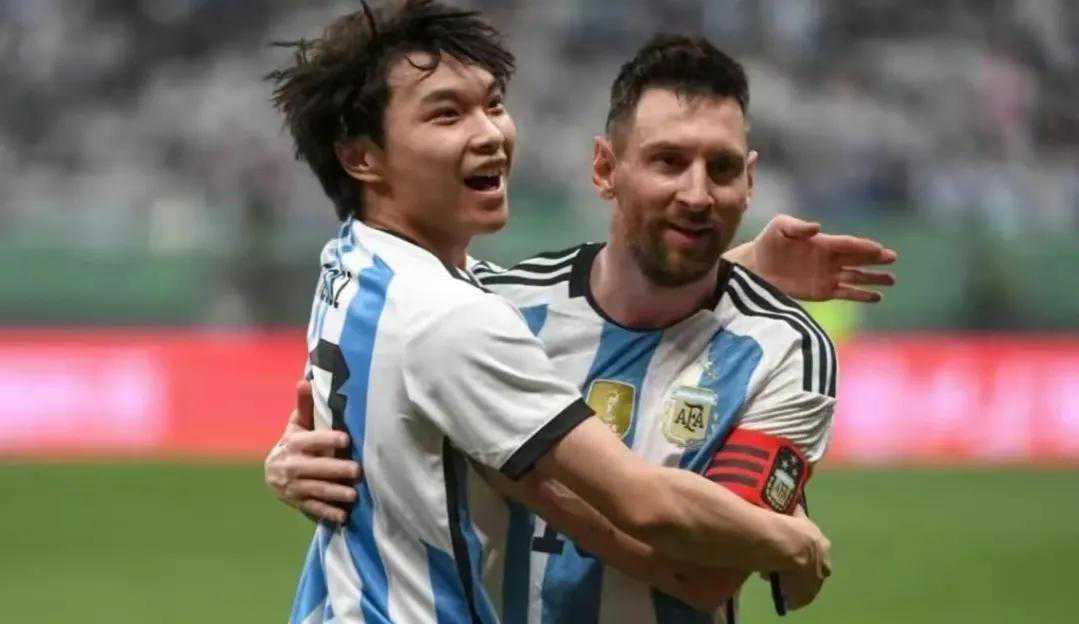 跳下高台，弄开围栏，冲进球场，干扰比赛，这是青春的样子？荒谬