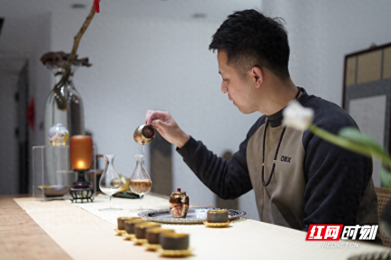 新春走基层·小镇青年| 茶会策展人圆浩：让一支茶年轻起来