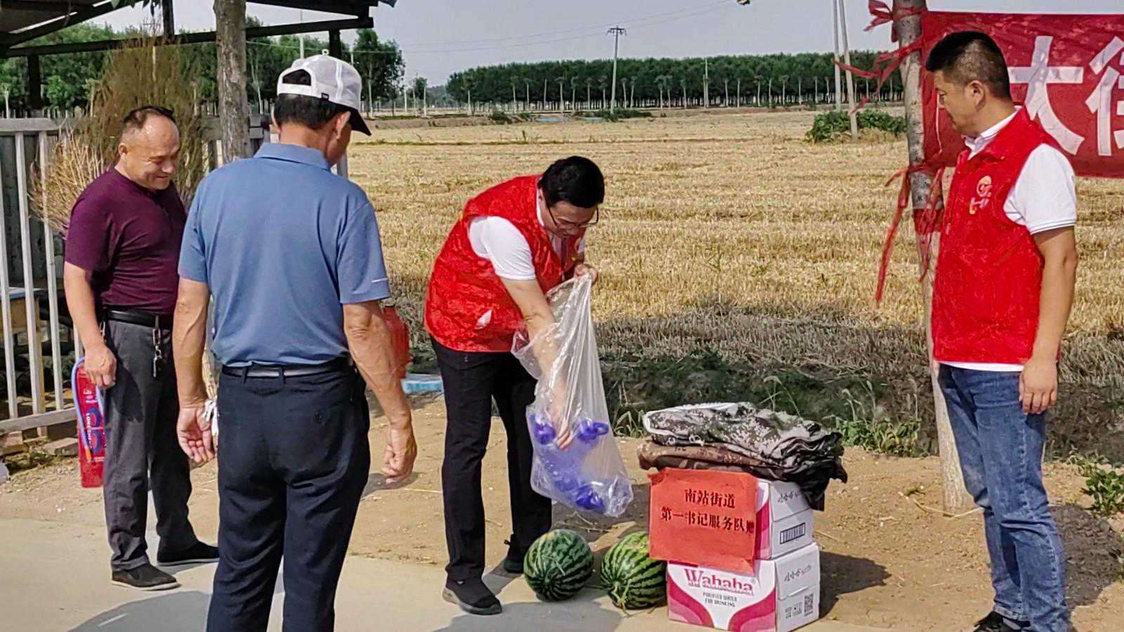 汶上县南站街道第一书记服务队队员因村制宜办实事