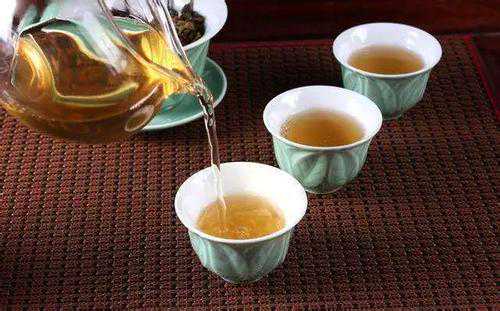 你说喝茶喝出了“水味”，水不是无色无味的吗？