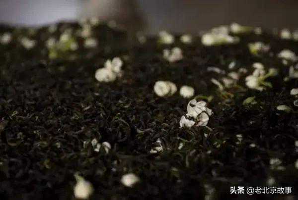 北京人早起第一件事儿，就是沏一壶酽的茉莉花茶！