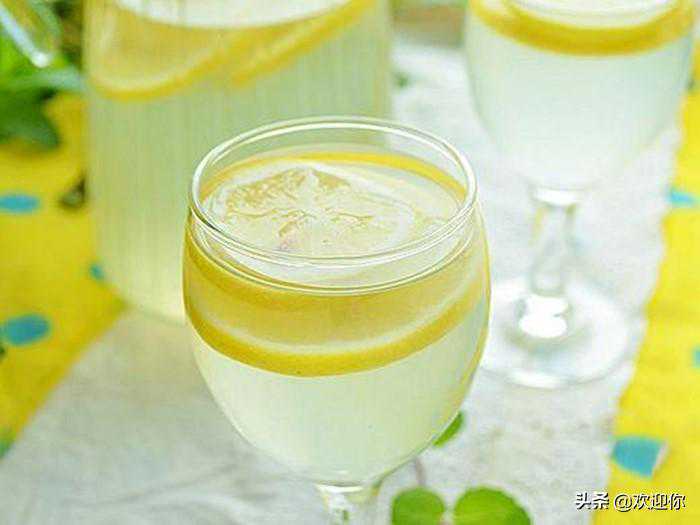 柠檬蜂蜜茶（含有丰富的维生素C）