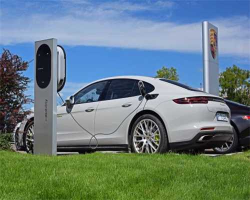 联动潮玩BE@RBRICK，喜茶一“黑”到底